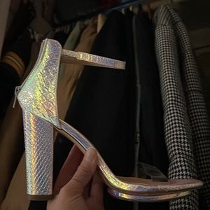 Holographic heel